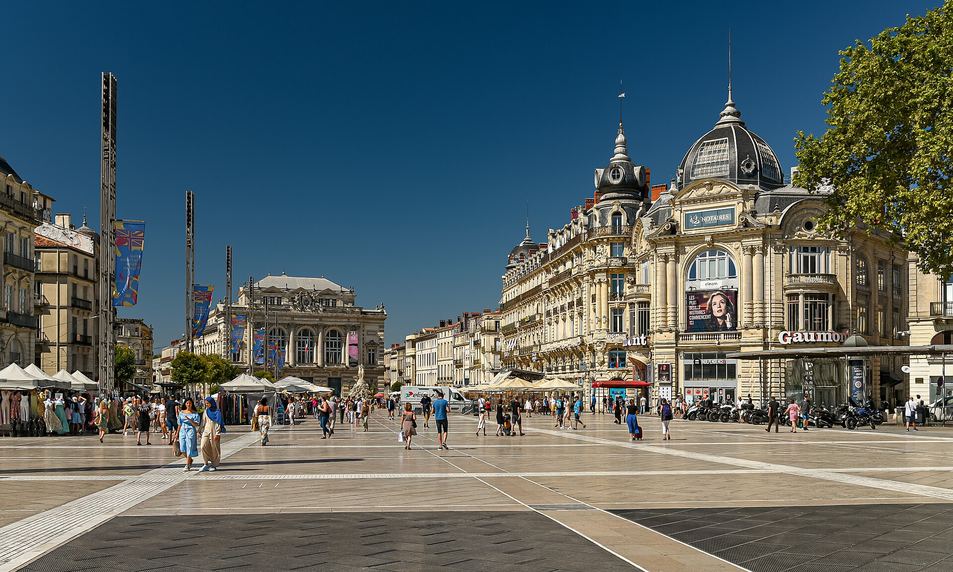 Place de la Comédie à Montpellier sous un ciel bleu