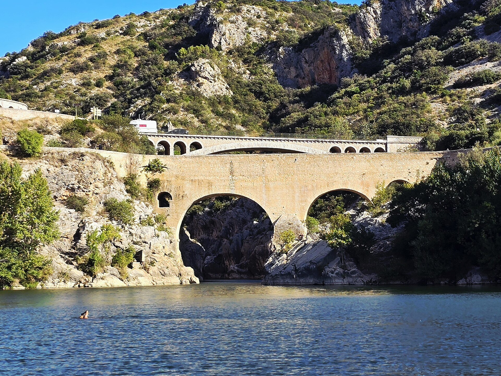 Pont du Diable médiéval sur l'Hérault, près de Saint-Guilhem