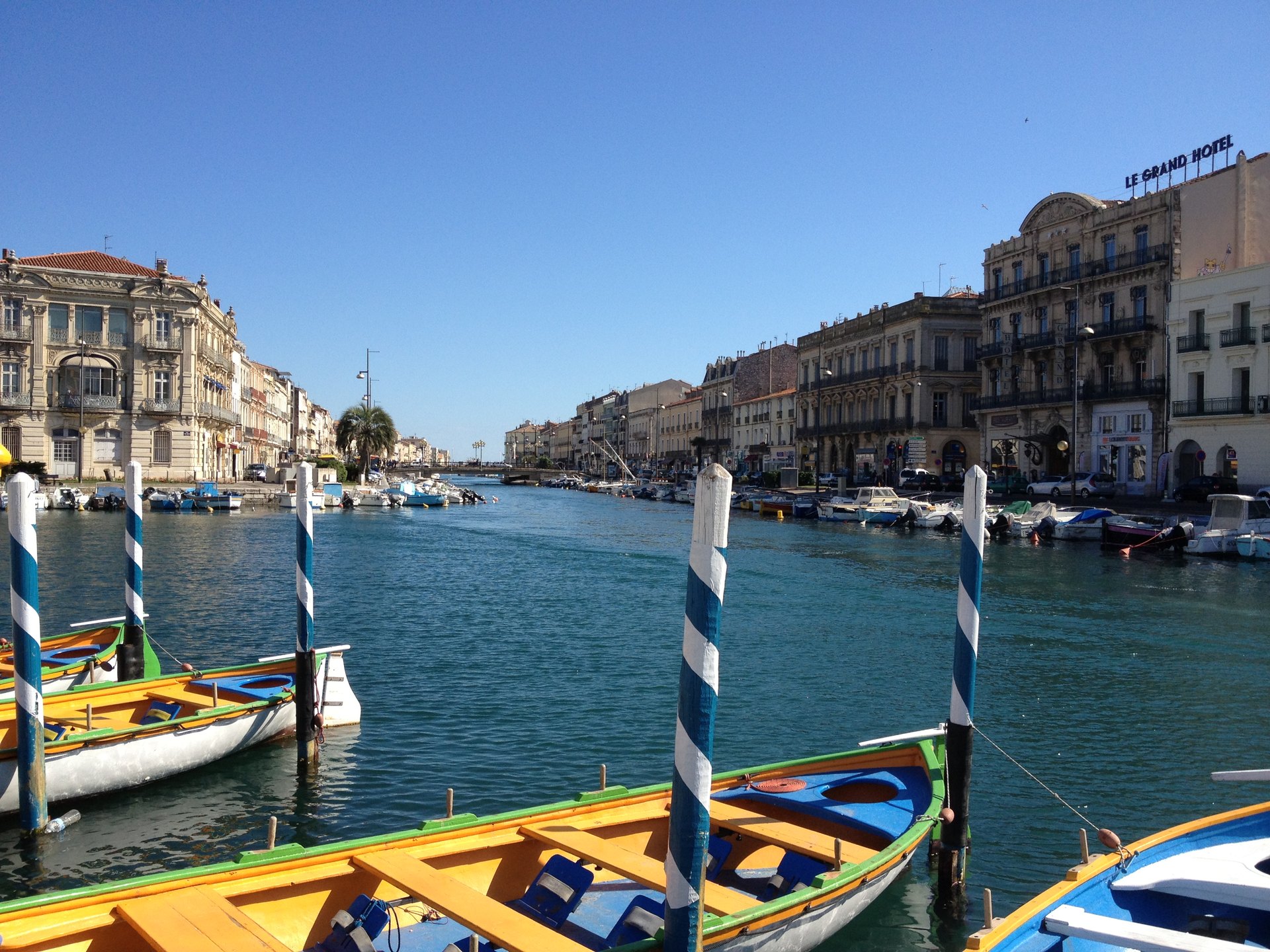 Sète, canal de la Peyrade, barques et Grand Hôtel